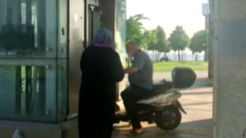 Zeytinburnu’nda üst geçit asansörüne motosikleti ile bindi
