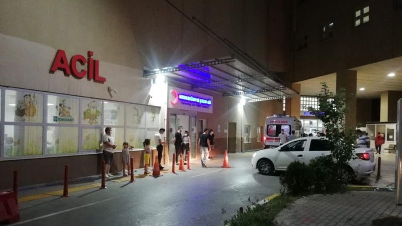 İzmir’de 15 yaşındaki çocuk, kendisini ikaz eden polisi bıçakladı