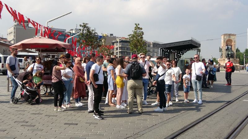 Taksim'de pandemi öncesini aratmayan yoğunluk