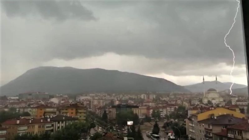 Karabük’te yıldırım düşme anı kamerada