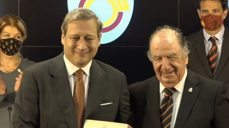 Galatasaray'ın yeni başkanı Burak Elmas mazbatasını aldı