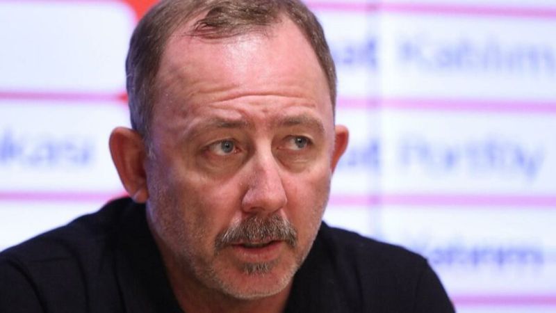 Beşiktaş taraftarları, Sergen Yalçın’ın evinde toplandı