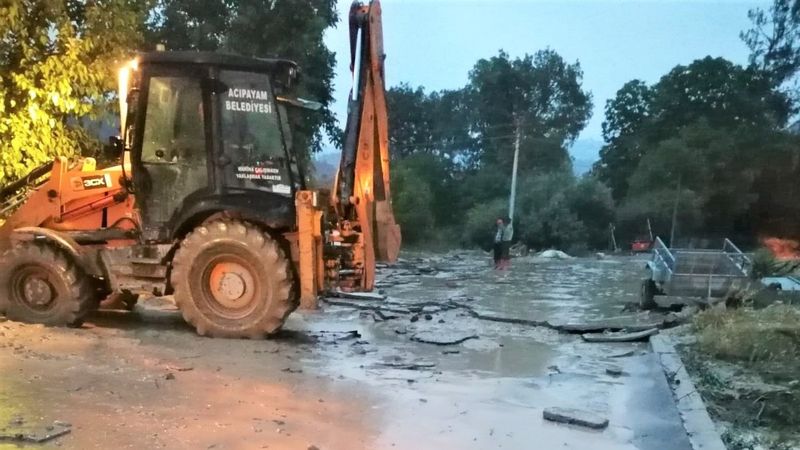 Denizli'de selin gelişini görüntülerken kaçtılar