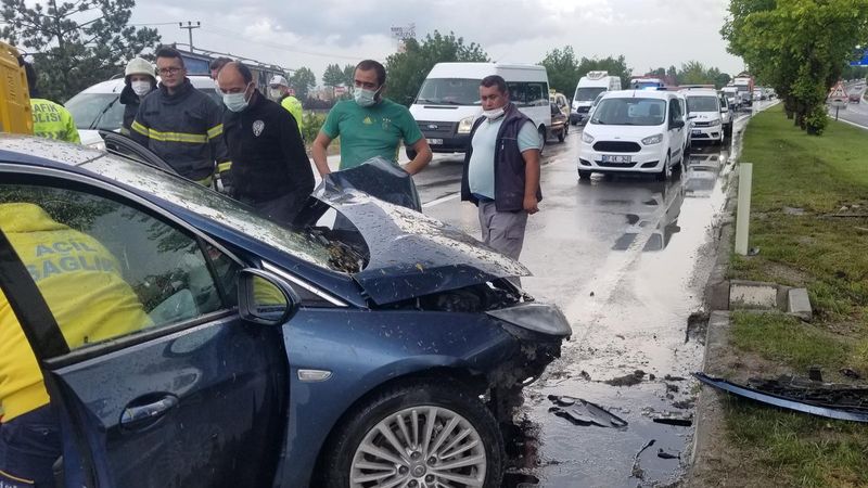 Kütahya'da yağmurda kayan araç, ağaca çarptı