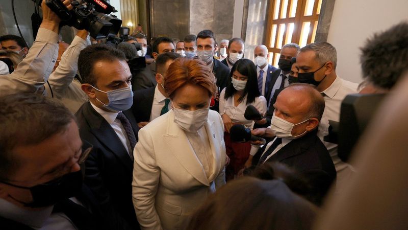 Meral Akşener'in korumalarından gazetecilere müdahale