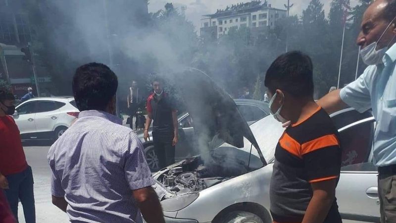 Kayseri’de seyir halindeki otomobilde yangın