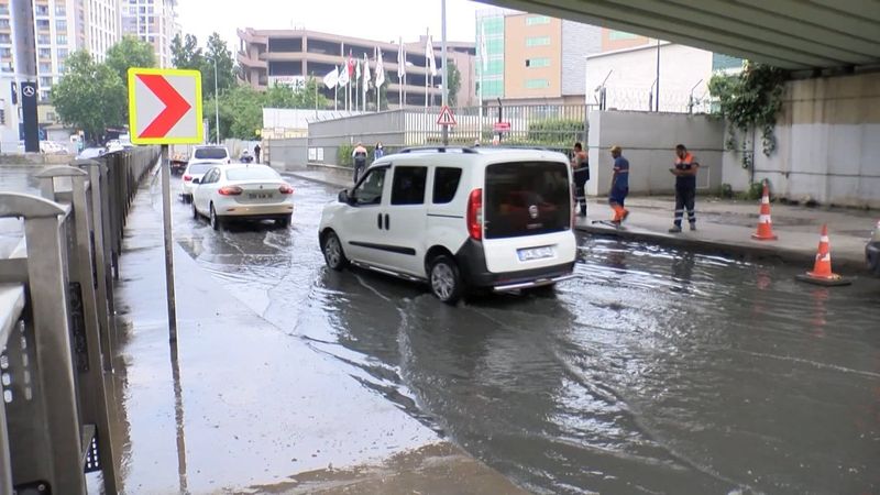Güngören'de sağanak yağış, sürücülere zor anlar yaşattı