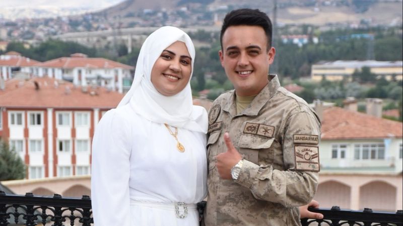Kırıkkale'deki Uzman Çavuş, nikahına askeri kamuflajla katıldı