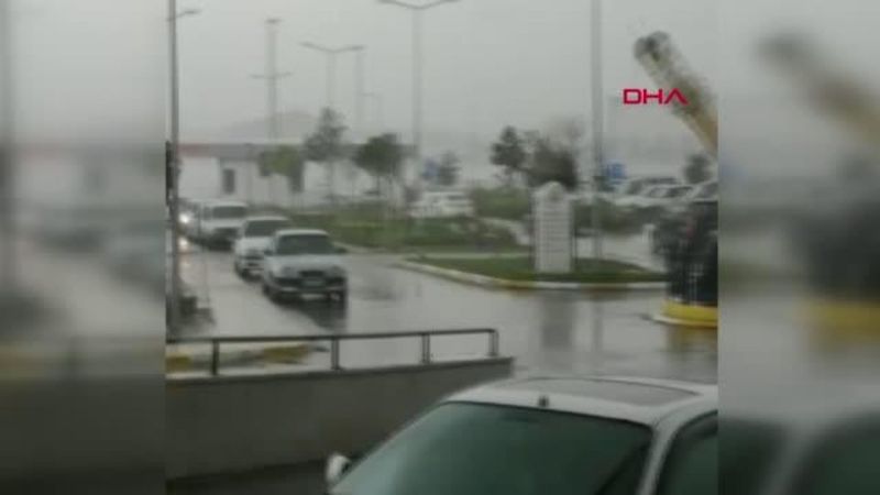 Çorum'da fırtına, saat kulesini devirdi