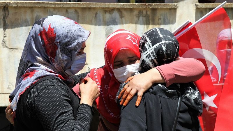 Van’da evlat nöbeti, kızı teslim olan annenin evinde devam etti
