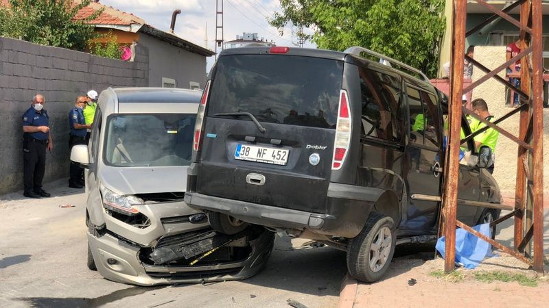 Kayseri'de açık camdan direğe çarpan yolcu, kurtarılamadı