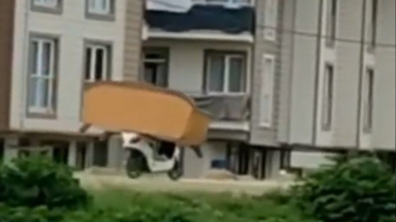 Bursa'da elektrikli bisiklette koltuk taşıdı