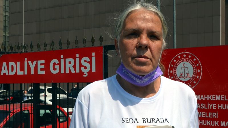 Avcılar'da öldürülen kızının duruşmasına fotoğraflı tişörtle geldi