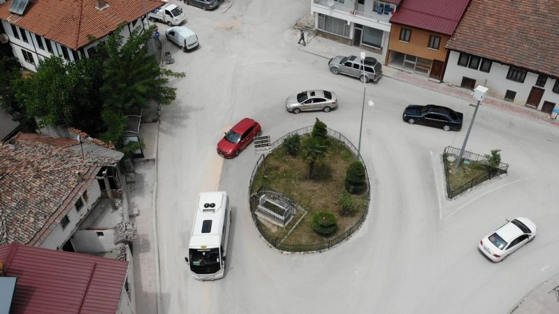 Tokat'ta kavşak ortasında kalan mezar şaşırttı