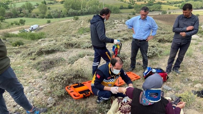 Afyonkarahisar'da ayağı kırılan yaşlı kadını 112 ekipleri taşıdı