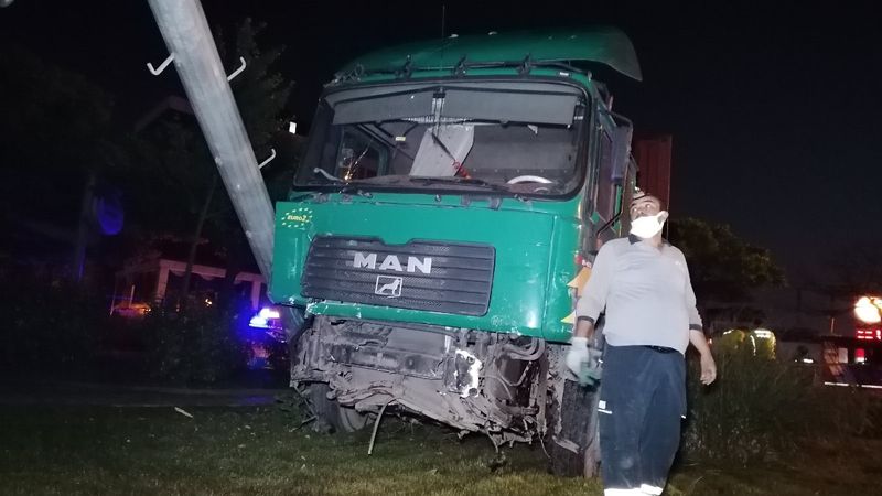 Kocaeli'de freni boşalan tır 6 aracı biçti