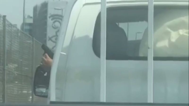 İstanbul'da trafikte silah gösteren maganda