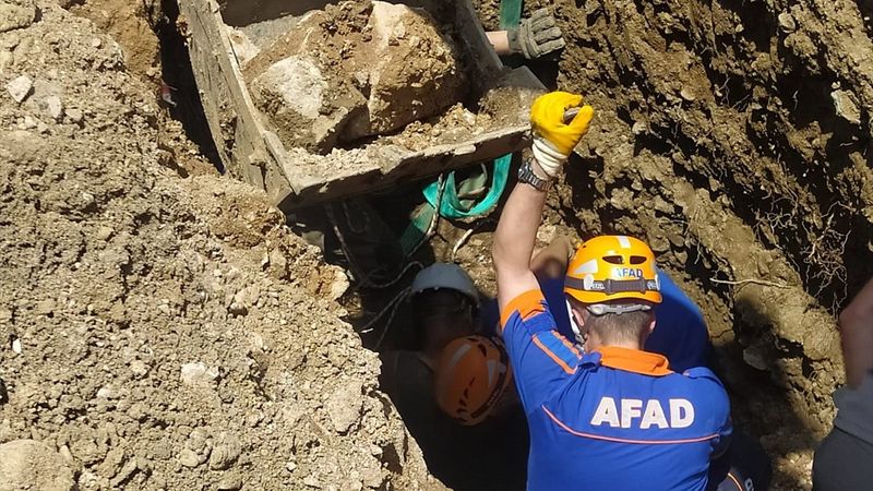 Bursa’da kazı çalışmaları sırasında toprak kaydı, işçi mahsur kaldı