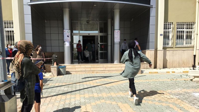 Konya’da veliler, YKS’ye geç kalan öğrenci için tezahürat yaptı