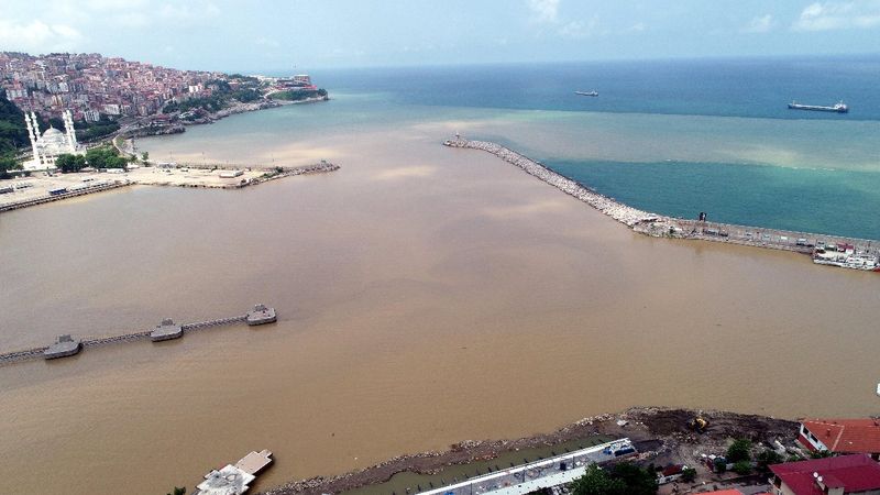Zonguldak'ta deniz çamurla kaplandı