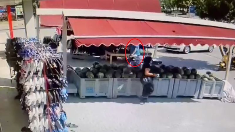 Antalya'da üzerine tente devrilen doktor, hayatını kaybetti