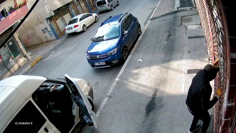 Avcılar'da nalbur soyanlara çevredekiler engel oldu