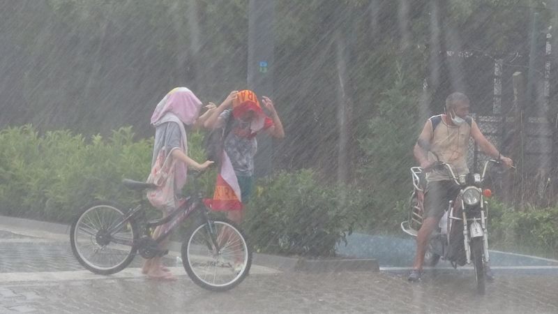 Balıkesirlilerin sahil keyfi, sağanakla yarım kaldı