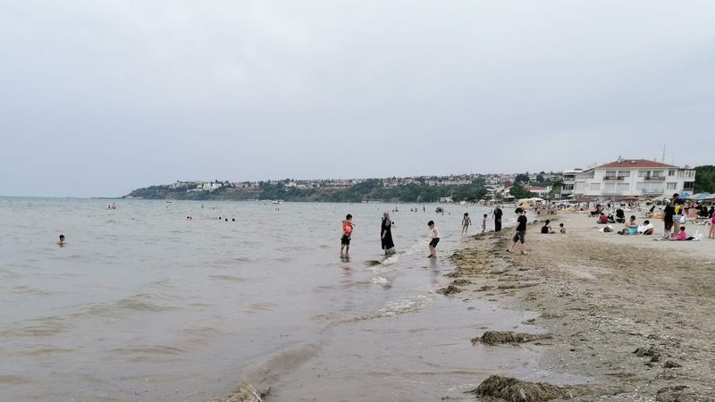 Silivri sahili, denize girmek isteyenlerle doldu