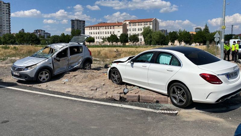 Kayseri'de iki otomobil çarpıştı