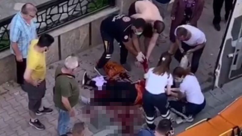 Küçükçekmece’de eski eşini sokak ortasında bıçakladı