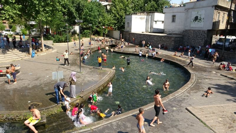 Diyarbakır’da, çocukların süs havuzundaki tehlikeli eğlencesi
