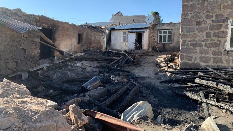 Kars’ta yangın: 4 ev, 5 ahır, 1 traktör kül oldu