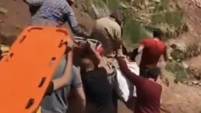 Bingöl’de hastalanan adam, ambulans helikopterine eşek sırtında taşındı