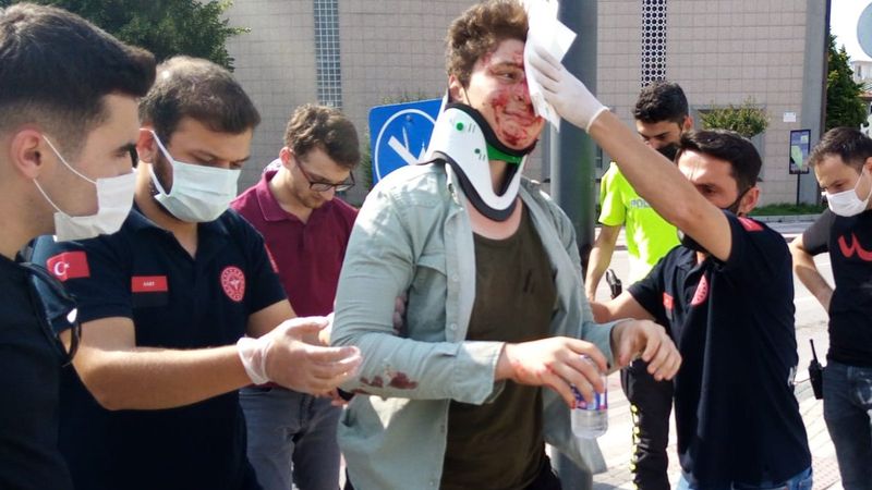Bursa'da kaykaylı gence araç çarpınca, polis ilk yardım yaptı