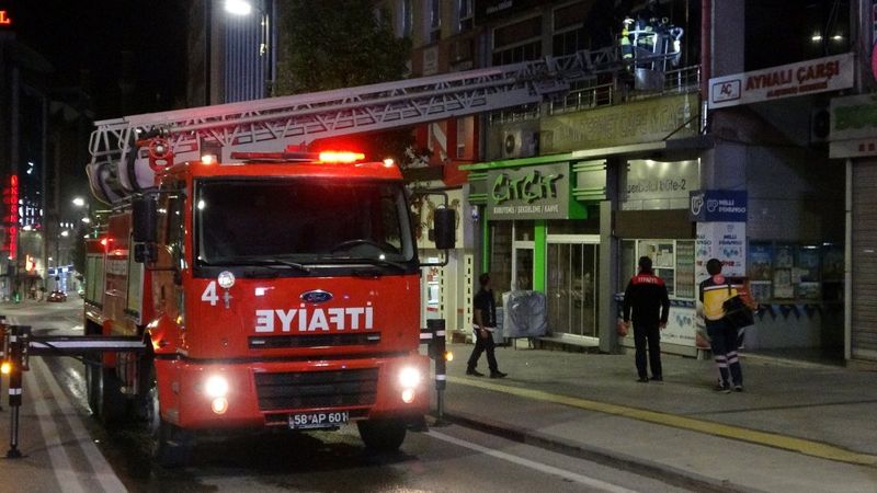Sivas'ta internet kafe yangını, bekçiler sayesinde söndürüldü