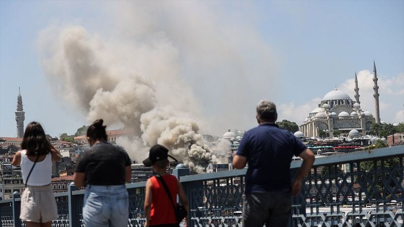 Tahtakale'de oyuncak deposunda yangın çıktı