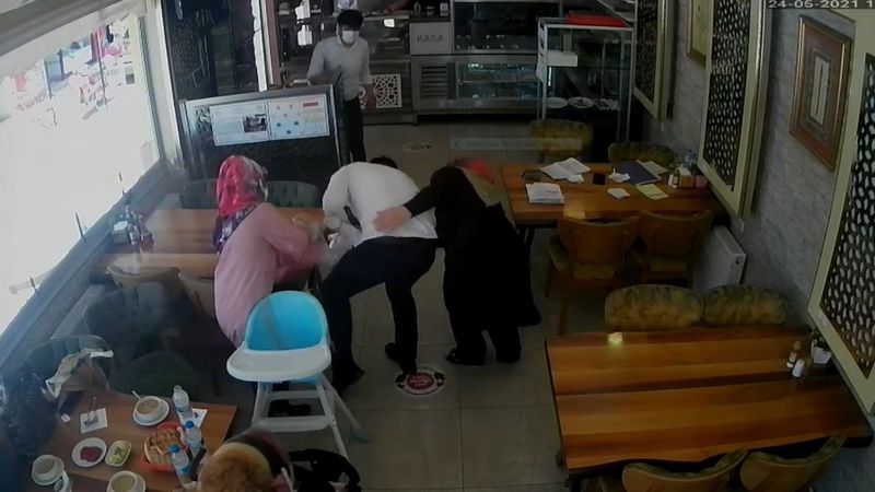 Aksaray’da 2 yaşındaki çocuğu, Heimlich manevrası kurtardı
