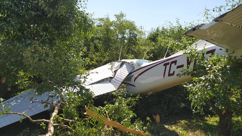 Bursa'da eğitim uçağı bahçeye düştü