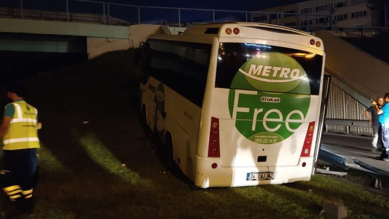 E-5 karayolunda yoldan çıkan midibüs, bariyerlere çarptı