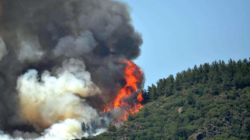 Marmaris'teki orman yangınını İHA tespit etti