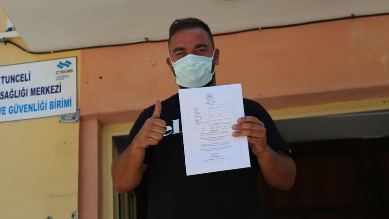 Almanya’da randevu alamayan vatandaş, Tunceli’de aşı yaptırdı