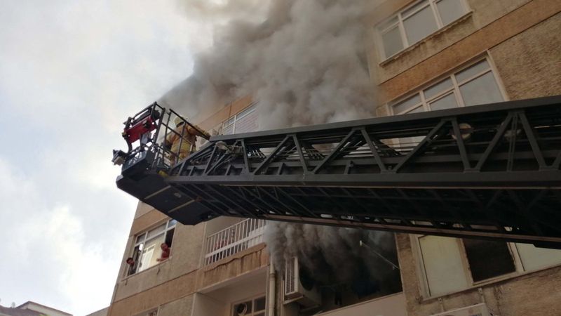 Kadıköy'de 4 katlı binada yangın çıktı