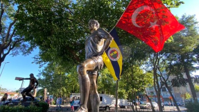 Kadıköy'de Can Bartu'nun heykeli dikildi