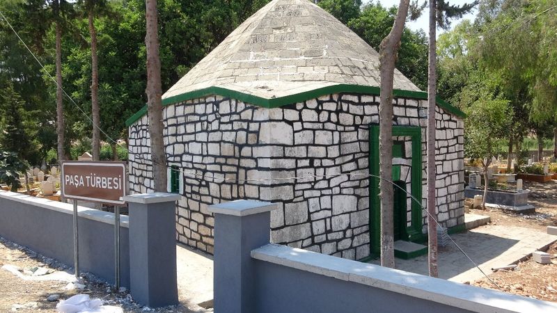 Mersin'de mezarlığa yapılan duvar, kabirleri dışarıda bıraktı