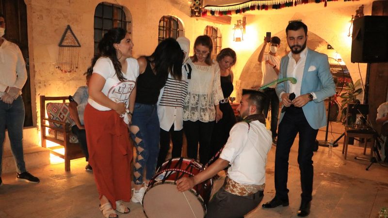 Şanlıurfa'ya gelen turistler, sıra gecelerinde eğleniyor