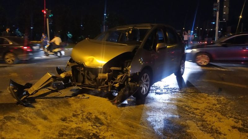 Kağıthane’de ticari taksi ile otomobilin çarpıştı