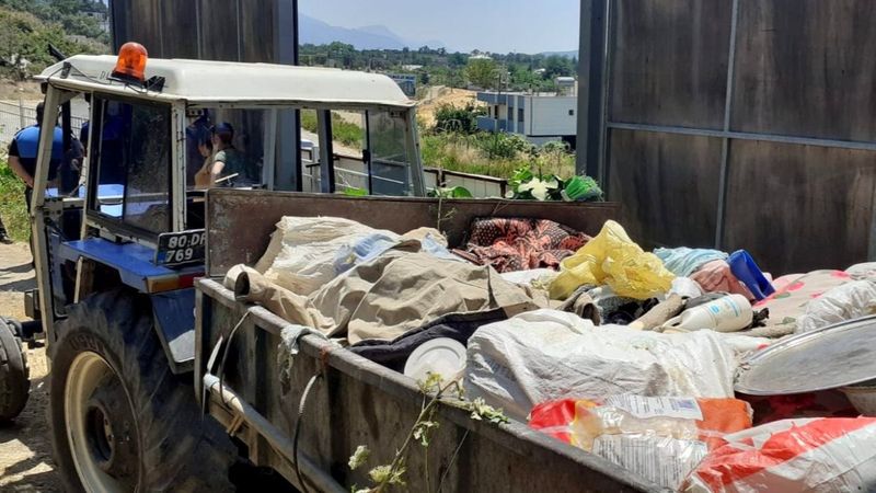 Osmaniye’de, kokan evden 2 römork dolusu çöp çıkarıldı