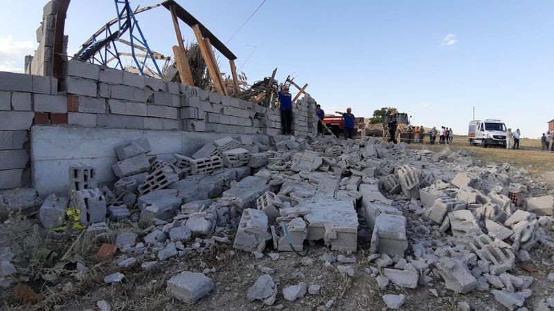 Afyonkarahisar’da ağılın çatısı çöktü, 15 hayvan telef oldu