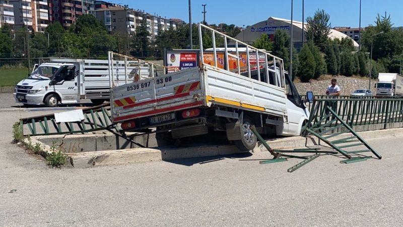 Karabük’te freni boşalan kamyonet, su kanalında asılı kaldı