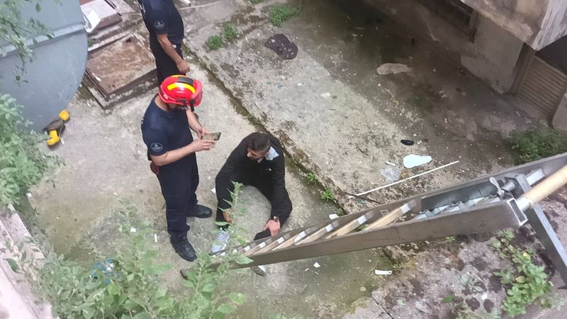 İstanbul'da alacaklılarını dolandırmak isterken apartman boşluğuna düştü